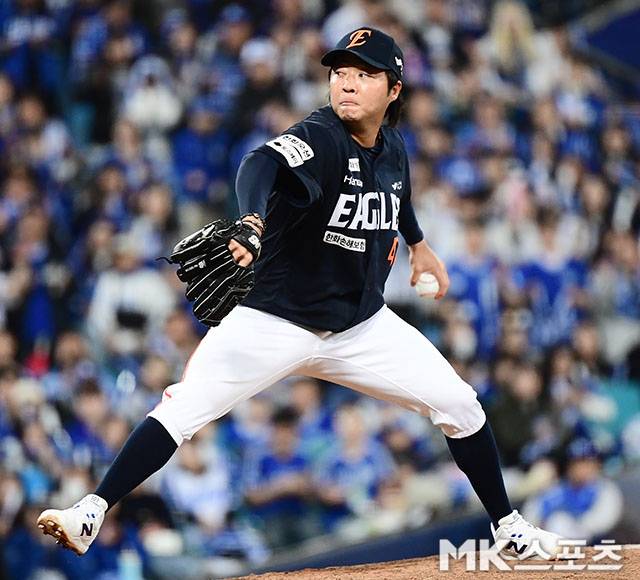 2025년 10월 22일 오후 대구삼성라이온즈파크에서 ‘2025 신한 SOL Bank KBO 포스트시즌’ 한화 이글스와 삼성 라이온즈의 플레이오프(5전 3선승제) 4차전이 열렸다. 4회말 1사 1루에 등판한 한화 김범수가 역투하고 있다. 사진=김영구 기자