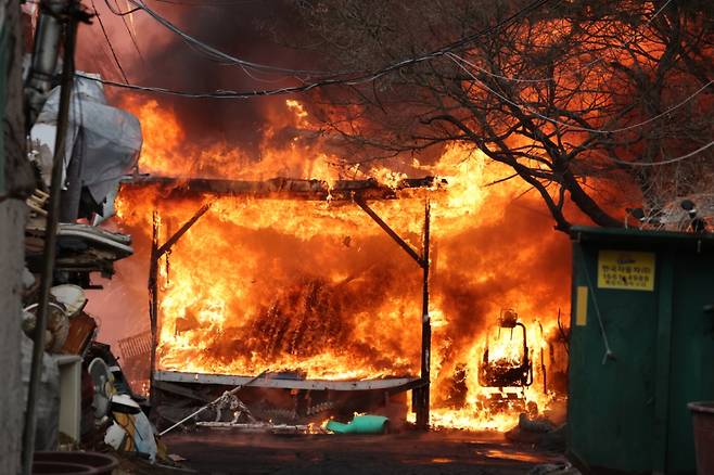지난 16일 오전 서울 강남구 개포동 구룡마을에서 발생한 화재로 불길이 치솟고 있는 모습./사진=뉴스1.