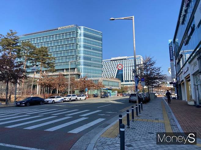 대구혁신도시는 공공기관 이전과 클러스터 조성이 진행되며 기대를 모았지만 현재는 대구 내 중심지의 쏠림 현상조차 완화하지 못하고 있다. 사진은 업무지구 내 공공기관들. /사진=최성원 기자