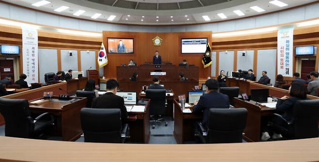 오산시의회가 19일 본회의장에서 제299회 임시회를 개회하고 10일간의 의정활동에 돌입했다. /사진제공=오산시의회
