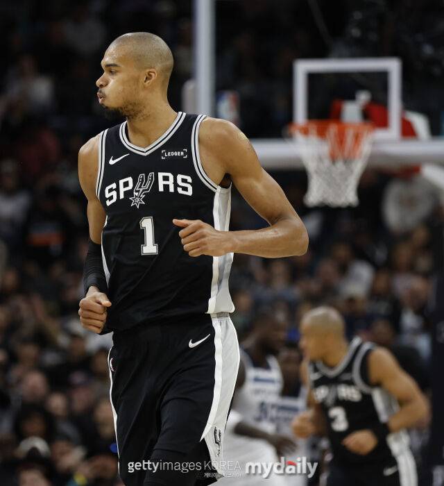 웸반야마가 18일 미네소타와 경기에서 한숨을 내쉬고 있다. /게티이미지코리아