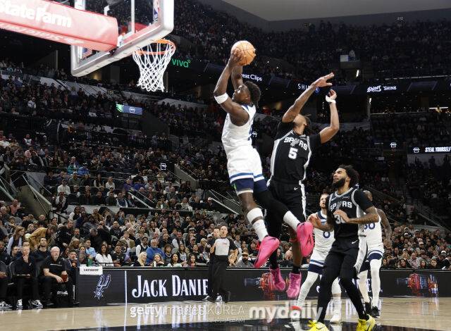 공격을 시도하는 에드워즈(왼쪽). /게티이미지코리아