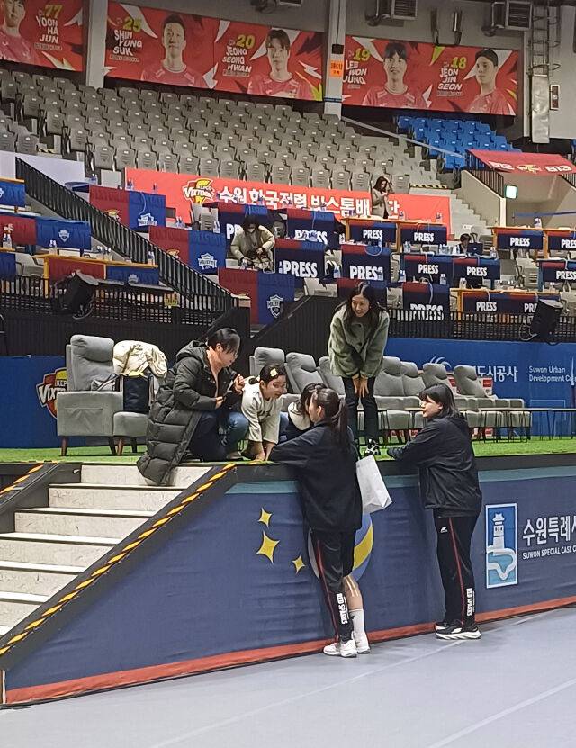 인쿠시가 텅 빈 배구장에서 끝까지 자신을 기다려준 어린이 팬에게 팬 서비스를 하고 있다 / 한국배구연맹(KOVO)