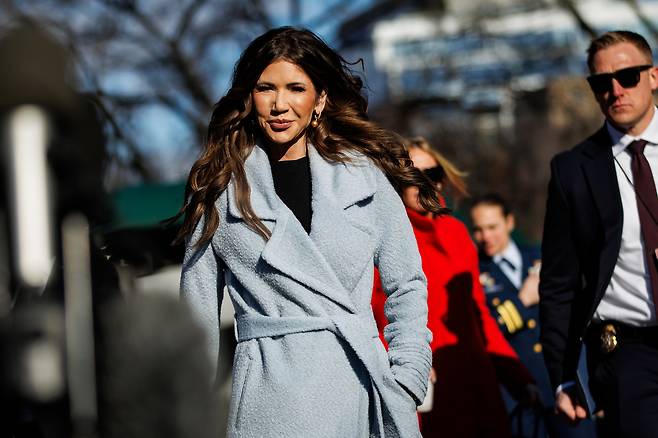 미국 국토안보부 장관 크리스티 놈이 2026년 1월 15일 목요일, 워싱턴DC 백악관에서 기자들에게 발언하기 위해 이동하고 있다. 미네소타에서 이민세관단속국(ICE) 요원들이 연루된 일련의 사건 이후, 놈 장관을 직위에서 해임하기 위한 탄핵소추안이 미 하원에 제출됐다. 해당 사건에는 ICE 요원이 차량에 타고 있던 르네 니콜 굿에게 총격을 가해 사망에 이르게 한 사건도 포함돼 있다. [UPI]