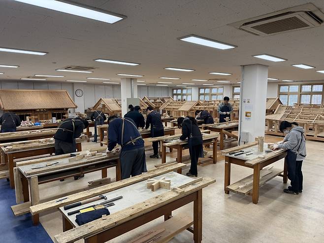 전북대 한옥학과 학생들이 전통 건축기법인 맞춤과 이음을 활용해 ‘공포’ 만들기 실습을 하고있다. 윤성현 기자