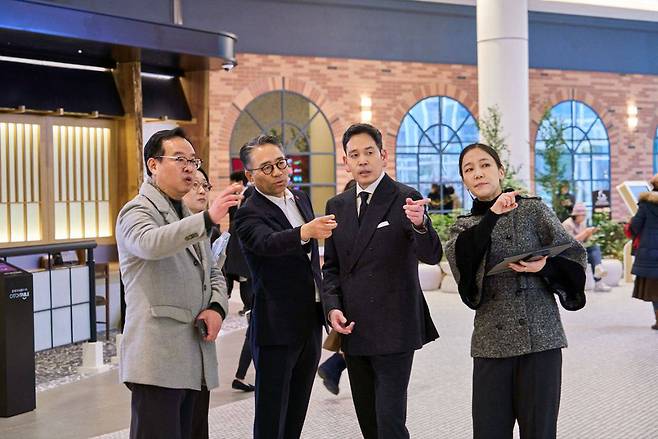 16일 경기 파주시 운정신도시의 ‘스타필드 빌리지 운정’을 방문한 정용진(오른쪽 두번째) 신세계그룹 회장이 현장을 둘러보고 있다.  [신세계그룹 제공]