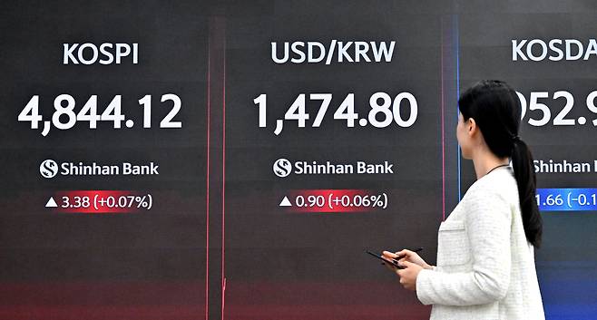 새해들어 11거래일 연속 상승하며 사상 최고치를 경신해온 코스피 지수가 19일 약보합으로 출발하며 숨고르기 양상을 보이고 있다. 그러나 장중 상승 반전, 4884.93을 기록하기도 한 코스피는 이날도 상승세로 마감할 경우, 2019년 9월 4∼24일(13거래일) 다음으로 역대 두 번째 긴 연속 상승일을 기록하게 된다. 사진은 서울 중구 신한은행 로비 전광판에 표시된 코스피 지수와 원/달러 환율 모습.  임세준 기자