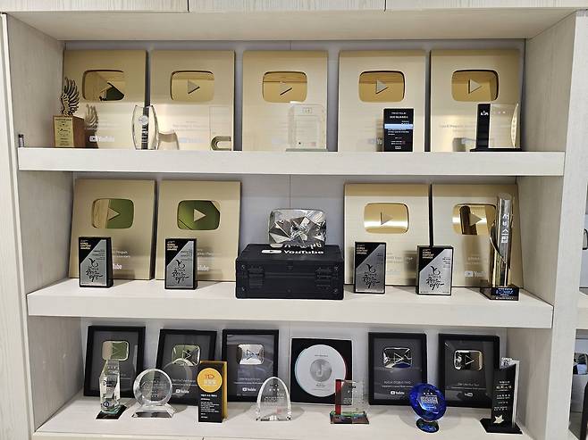 최종일 아이코닉스 대표 집무실 한켠에 자리한 유튜브 크리에이터 어워즈 상패. 가입자 100만 돌파시 수여되는 골드 버튼과 1000만 돌파시 수여되는 다이아몬드 버튼이 놓여있다.  성남=최은지 기자