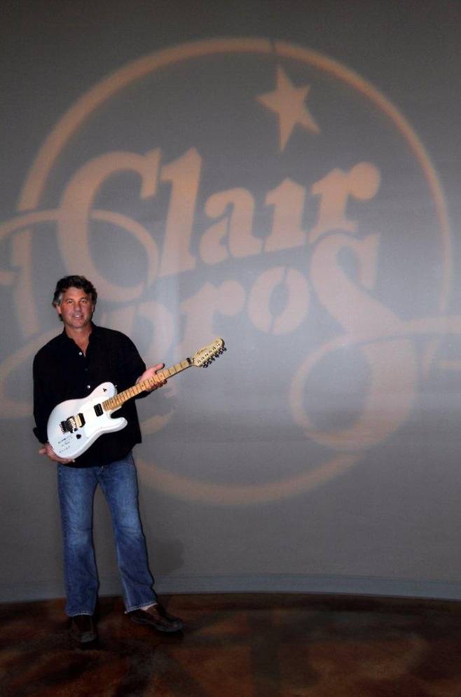 미국 펜실베니아에 위치한 클레어 브라더스 공연 전시관에서 전시 중인 최희선의 HS-1 화이트 모델 [최희선 제공]