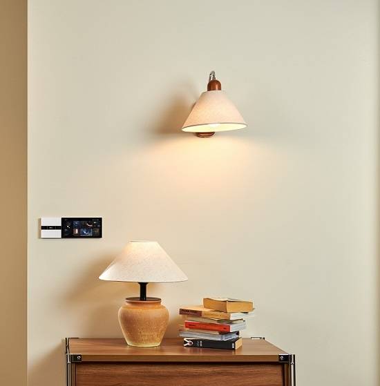 [사진: 인테리어 속에 녹아들어 존재를 드러내지 않는 아카라라이프의 스마트 홈 솔루션 (사진 제공=아카라라이프)]