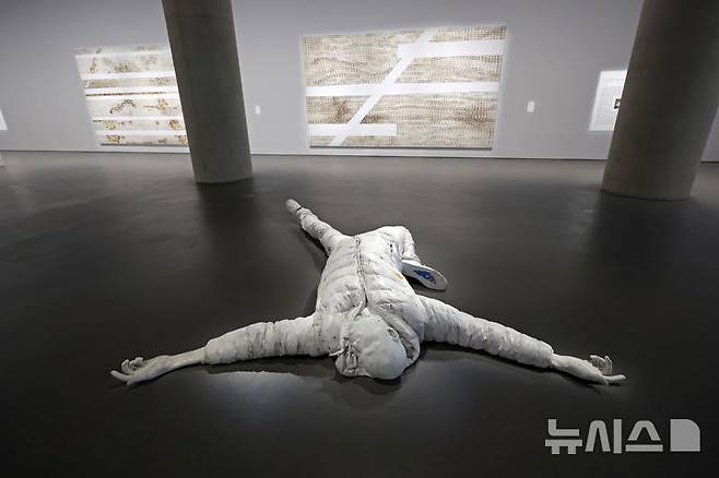 [서울=뉴시스] 박진희 기자 = 아모레퍼시픽미술관은 현대미술 기획전으로 미국 작가 마크 브래드포드(Mark Bradford)의 개인전 ‘Mark Bradford: Keep Walking’ 기자간담회를 31일 서울 용산구 아모레퍼시픽미술관에서 갖고 대형 추상회화 작품은 선보이고 있다. 2025.07.31. pak7130@newsis.com