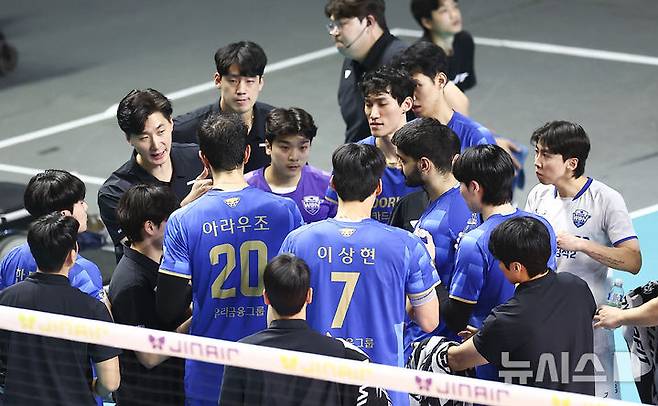 [서울=뉴시스] 김근수 기자 = 8일 오후 서울 중구 장충체육관에서 열린 진에어 2025-26 V-리그 프로배구대회 우리카드와 대한항공의 경기, 우리카드 박철우 감독 대행이 선수들에게 전술 지시를 하고 있다. 2026.01.08. ks@newsis.com