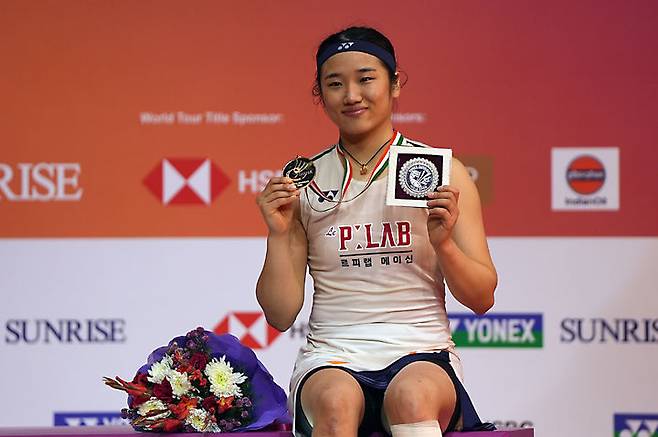 [뉴델리=AP/뉴시스]  Ahn Se-young (1st place) is posing with the gold medal after reaching the top of the women's singles at the 2026 Badminton World Federation (BWF) World Tour Super 750 India Open held in New Delhi, India on the 18th (local time). Seyoung Ahn defeated Wang Ziyi (2nd place, China) 2-0 (21-13 21-11) in the final and achieved her second consecutive title in the tournament. 2026.01.18.