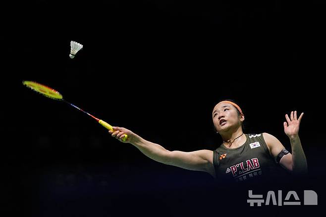 [쿠알라룸프르=AP/뉴시스] 황준선 기자 = 배드민턴 안세영이 11일 말레이시아 쿠알라룸푸르 아시아타 아레나에서 열린 2026 세계배드민턴연맹(BWF) 월드 투어 슈퍼 1000 말레이시아오픈 여자 단식 결승에서 왕즈이(중국)을 상대로 경기를 치르고 있다. 2026.01.11. hwang@newsis.com