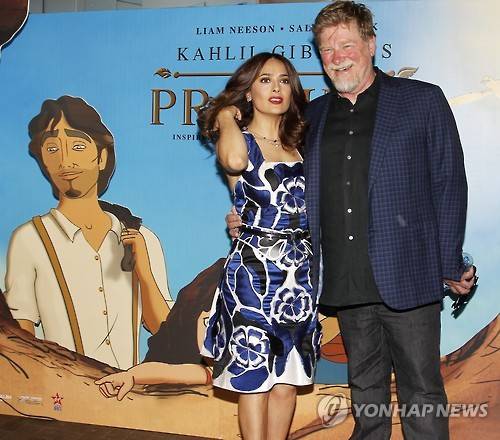 영화배우 셀마 헤이엑과 함께 한 로저 알러스 감독 [EPA=연합뉴스 제공]