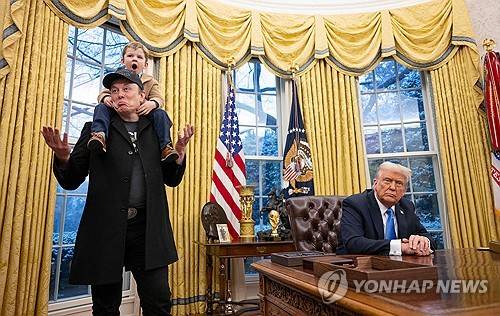 일론 머스크 테슬라 최고경영자(왼쪽)와 도널드 트럼프 미국 대통령 [AFP=연합뉴스 자료사진 제공]
