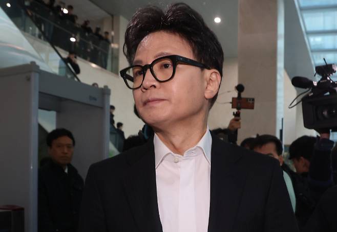국민의힘 한동훈 전 대표가 14일 당 윤리위원회가 본인을 제명 결정한 것과 관련해 입장을 밝힌 뒤 회견장을 떠나고 있다. 연합뉴스