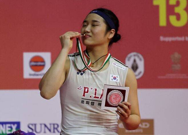 안세영이 18일(한국 시간) 인도 뉴델리에서 열린 인도 오픈 여자 단식 결승에서 우승한 뒤 금메달에 입을 맞추고 있다. 연합뉴스