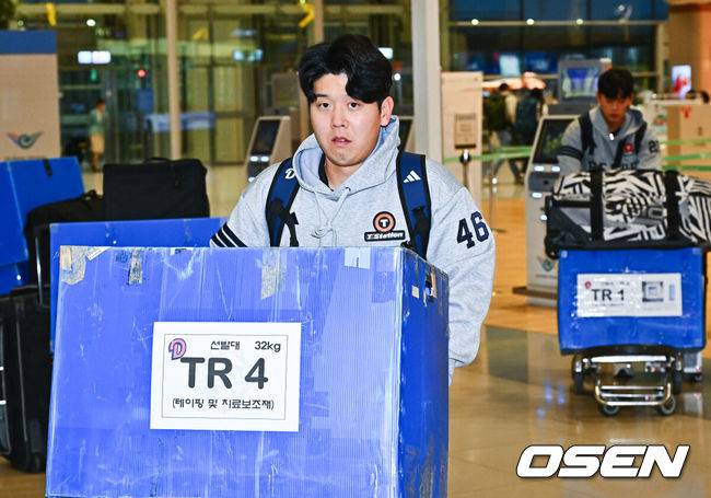 [OSEN=인천공항, 박준형 기자] 2026시즌 스프링캠프 1차 훈련 나서는 두산 베어스 선발대가 18일 인천국제공항을 통해 호주 시드니로 출국했다.선발대는 양의지 양석환 정수빈 김인태 김명신 최원준 이영하 이병헌이다. 본진은 23일 시드니로 출국해 1차 캠프를 진행한 뒤, 일본 미야자키에서 2차 캠프를 이어간다.두산 김명신이 수속을 밟기 위해 카운터로 이동하고 있다.  2026.01.18 / soul1014@osen.co.kr