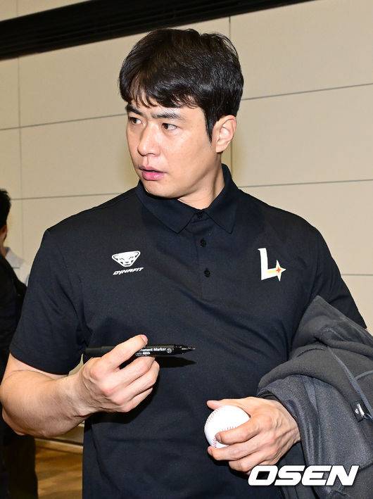 출국을 앞두고 팬들의 사인 요청에 응하는 SSG 김재환.