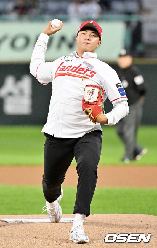 [OSEN=인천, 민경훈 기자] 25일 오후 인천 SSG랜더스필드에서 ‘2025 신한 SOL BANK KBO리그’ SSG 랜더스와 KT 위즈의 경기가 진행됐다.이날 경기에서 SSG은 문승원을, KT는 패트릭을 선발투수로 내세웠다.경기 전 SSG 26시즌 신인드래프트 1R 지명된 김민준이 시구를 하고 있다. 2025.09.25 / rumi@osen.co.kr