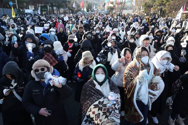 ▲윤석열 대통령 구속 등을 촉구하며 트랙터 상경 시위에 나섰다 서울 서초구 남태령에서 경찰에 의해 저지된 뒤 20시간 이상 대치를 이어온 전국농민회총연맹 전봉준 투쟁단이 22일 오전 경찰을 규탄하는 구호를 외치고 있다. ⓒ연합뉴스