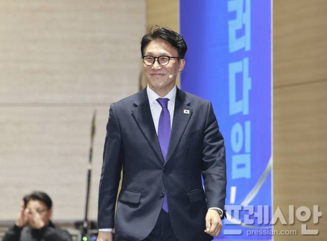 ▲ 김민석 국무총리가 19일 전북대학교 JBNU컨벤션센터에서 열린 ‘K-국정설명회’에서 발언을 하기 위해 단상에 오르고 있다. ⓒ전북도