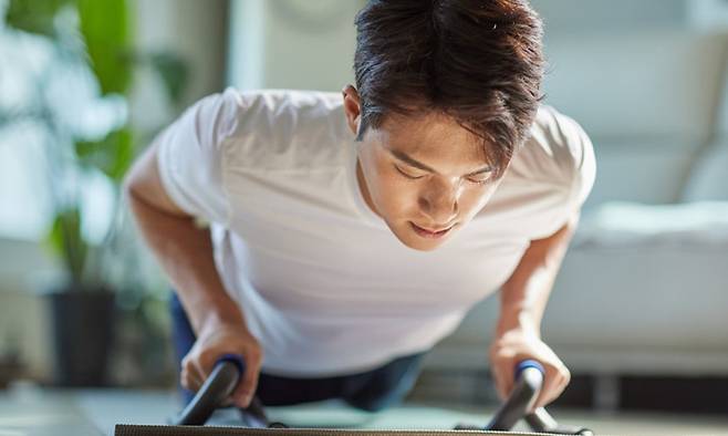 팔굽혀펴기 바를 이용해 운동하면 손목을 보호할 수 있다. 게티이미지뱅크 제공