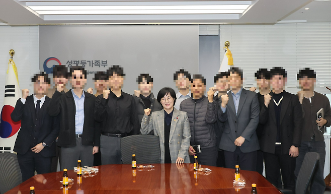 원민경 성평등가족부 장관이 지난 16일 소셜미디어(SNS)에 올린 부처 내 남자 직원들과 함께 찍은 사진. 부처 내 풋살 동아리 회원들과 찍은 이 사진은 게시 후 일부 여처 커뮤니티 등에서 비판 여론이 빗발치자 삭제됐다(사진 일부 모자이크 처리함). 원 장관 엑스 캡처