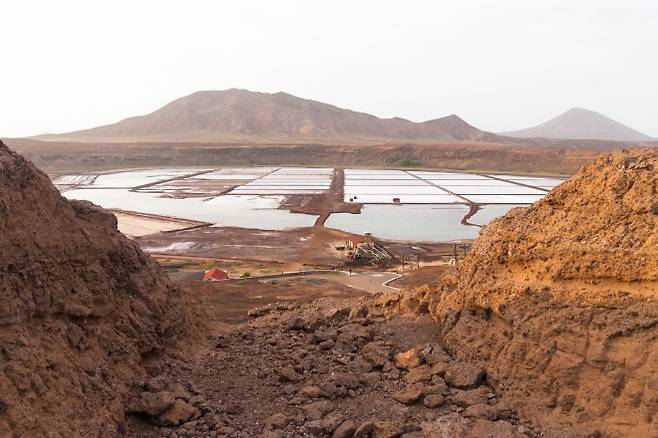 서아프리카 대서양 연안 카보베르데 살(Sal) 섬의 페드라 데 루메(Pedra de Lume) 염전 전경. 화산 분화구 지형 위에 형성된 독특한 풍경으로, 조용한 체류형 여행지로 주목받고 있다. 123rf