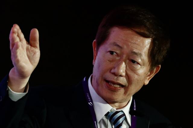 대만 TSMC의 류더인(마크 리우) 전 회장. 정통 기술자 출신인 류 전 회장은 2018년 창업자 모리스 창 전 회장의 후임으로 취임한 뒤 2024년 6월 퇴임할 때까지 TSMC의 매출과 순이익을 약 3배, 시가총액을 약 3.5배로 늘렸다. 류 전 회장은 지난해 3월 미국 마이크론 이사회에 합류한 뒤부터는 마이크론과 TSMC 간 협력의 가교 역할을 맡고 있다. 17일(현지 시간) 미국 증권거래위원회(SEC)에 따르면 그는 이달 13~14일 마이크론 주식 2만 3200주를 장내 매수했다고 공시했다. 이로써 류 전 회장이 보유한 마이크론 지분은 2만 5910주로 늘었다. EPA연합뉴스