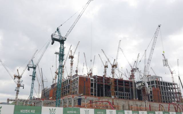 경기도 용인시 처인구 원삼면 용인반도체클러스터 일반산업단지 공사현장에서 분주하게 공사가 진행되고 있다. 성형주 기자