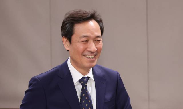 6·3 지방선거 강원도지사 선거 출마를 위해 사직하는 우상호 정무수석이 18일 청와대 기자회견장에서 사직인사 후 이동하고 있다. 우 정무수석 후임은 홍익표 전 의원이다. 연합뉴스