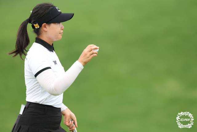 갤러리에게 인사하고 있는 임희정. 사진 제공=KLPGA