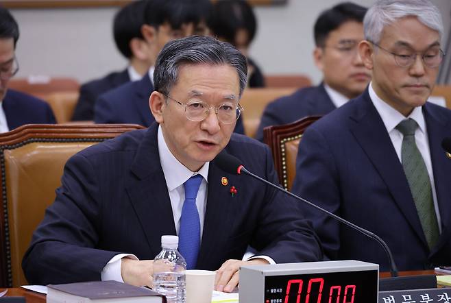 정성호 법무부 장관이 1월12일 서울 여의도 국회에서 열린 법제사법위원회 전체회의에서 의원 질의에 답하고 있다. ⓒ연합뉴스