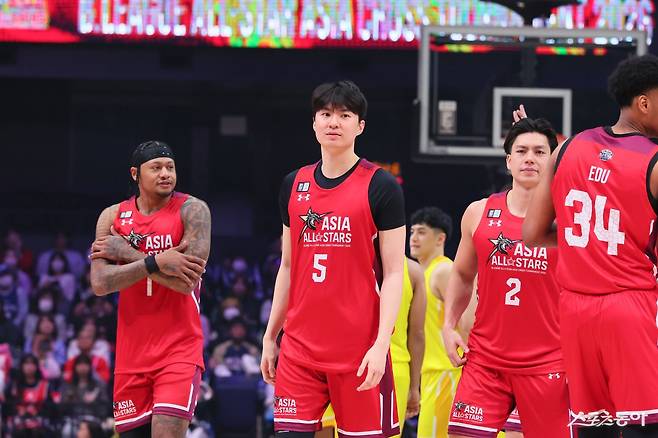 B리그 아시아 올스타팀 이현중(가운데)이&nbsp;16일 일본 나가사키 해피니스 아레나에서 열린 아시아 크로스 토너먼트 경기에 참가하고 있다.&nbsp;사진제공｜B리그