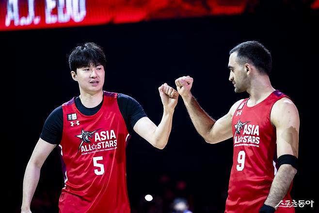 B리그 아시아 올스타팀 이현중이 16일 일본 나가사키 해피니스 아레나에서 열린 아시아 크로스 토너먼트&nbsp;시작에 앞서 동료와 하이파이브 하고 있다. 사진제공｜B리그