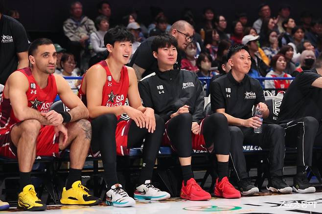 B리그 아시아 올스타팀 양재민(왼쪽에서 2번째)과 이현중(왼쪽에서 3번째)이&nbsp;16일 일본 나가사키 해피니스 아레나에서 열린 아시아 크로스 토너먼트 도중 벤치에 나란히 앉아 경기를 지켜보고 있다.&nbsp;사진제공｜B리그