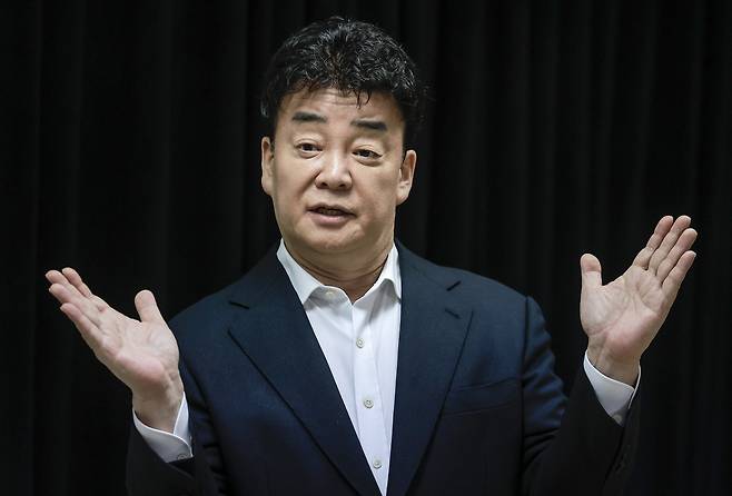 [서울=뉴시스] 정병혁 기자 = 백종원 더본코리아 대표가 28일 서울 서초구의 한 회의공간에서 열린 더본코리아 주주총회에서 취재진의 질문에 답하고 있다. 2025.03.28. jhope@newsis.com