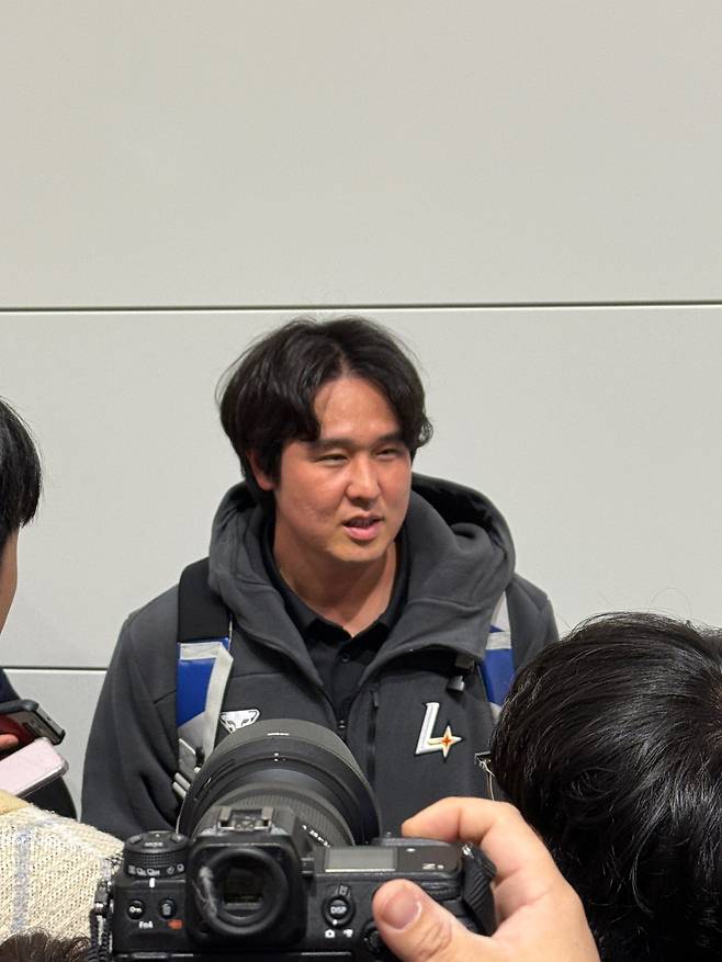 SSG 최정이 19일 인천국제공항 제2터미널에서 취재진과 인터뷰를 하고 있다. 사진제공｜SSG 랜더스