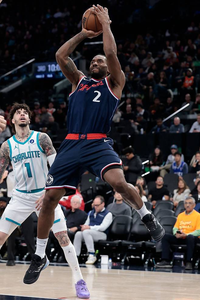 LA 클리퍼스 카와이 레너드가 13일 샬럿전에서 골밑 점프슛을 하고 있다. AFP연합뉴스