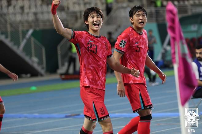 신민하(왼쪽)가 지난 18일 사우디아라비아 제다에서 열린 호주와 23세 이하 아시안컵 8강전에서 결승골을 터뜨린 뒤 골 세리머니를 하고 있다. 대한축구협회 제공