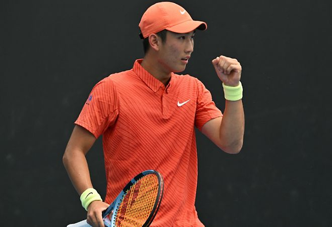 중국 남자 테니스 샛별 상쥔청이 19일 호주오픈 남자단식 1회전에서 바우티스타 아굿을 상대로 득점한 뒤 기뻐하고 있다. 넷이즈 캡처