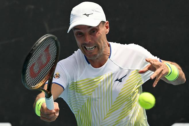 바우티스타 아굿이 19일 호주오픈 1회전에서 중국 상쥔청의 샷을 받아치고 있다. AFP연합뉴스