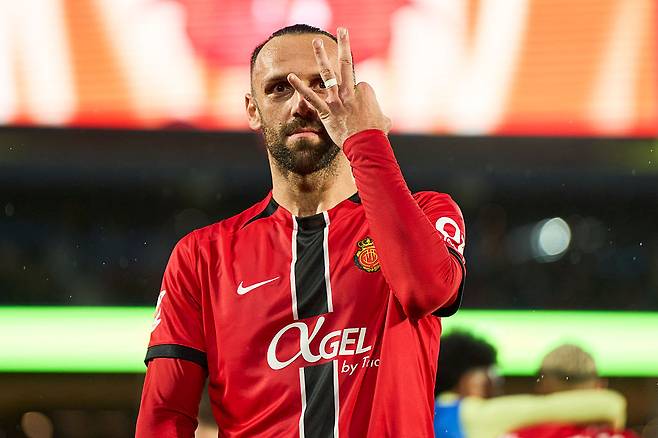 마요르카 베다트 무리키가 18일 아틀레틱 빌바오전에서 해트트릭을 달성한 뒤 손가락 3개를 펼쳐보이고 있다. Getty Images코리아