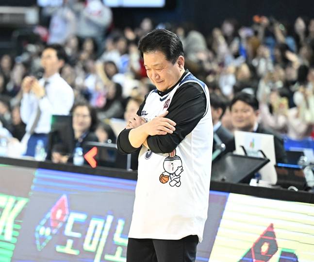 앙탈 챌린지를 펼치고 있는 유도훈 감독. /사진=KBL