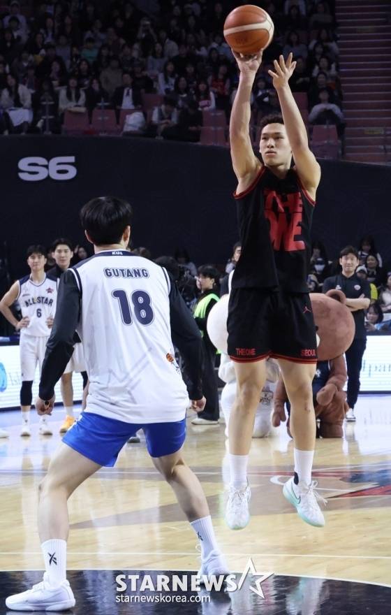 에디 다니엘(오른쪽)이 점프슛을 날리고 있다. /사진=김진경 대기자