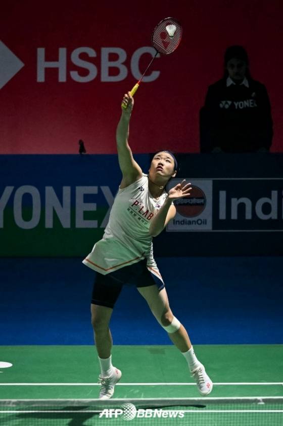 안세영이 18일(한국시간) 인도 뉴델리에 위치한 인디라 간디 스포츠 콤플렉스에서 펼쳐진 세계배드민턴연맹(BWF) 월드투어 슈퍼 750 인도오픈 여자 단식 결승전에서 왕즈이를 상대로 경기를 펼치고 있다. /AFPBBNews=뉴스1