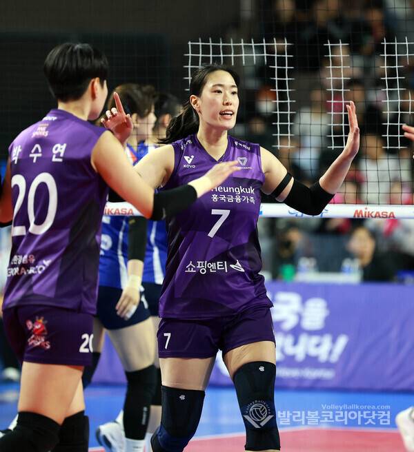【발리볼코리아닷컴(화성)=김경수 기자】18일(일) 경기도 화성시 화성종합경기타운 실내체육관에서 열린 프로배구 진에어 2025-2026 V리그 여자부 4라운드 IBK기업은행vs흥국생명 화성경기에서 흥국생명 최은지가 공격을 성공시키고 기뻐하고 있다. 2026.1.19.