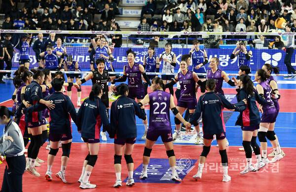 【발리볼코리아닷컴(화성)=김경수 기자】18일(일) 경기도 화성시 화성종합경기타운 실내체육관에서 열린 프로배구 진에어 2025-2026 V리그 여자부 4라운드 IBK기업은행vs흥국생명 화성경기에서 흥국생명이 기업은행에게 승리하자 선수들이 기뻐하고 있다.2026.1.18.&nbsp;